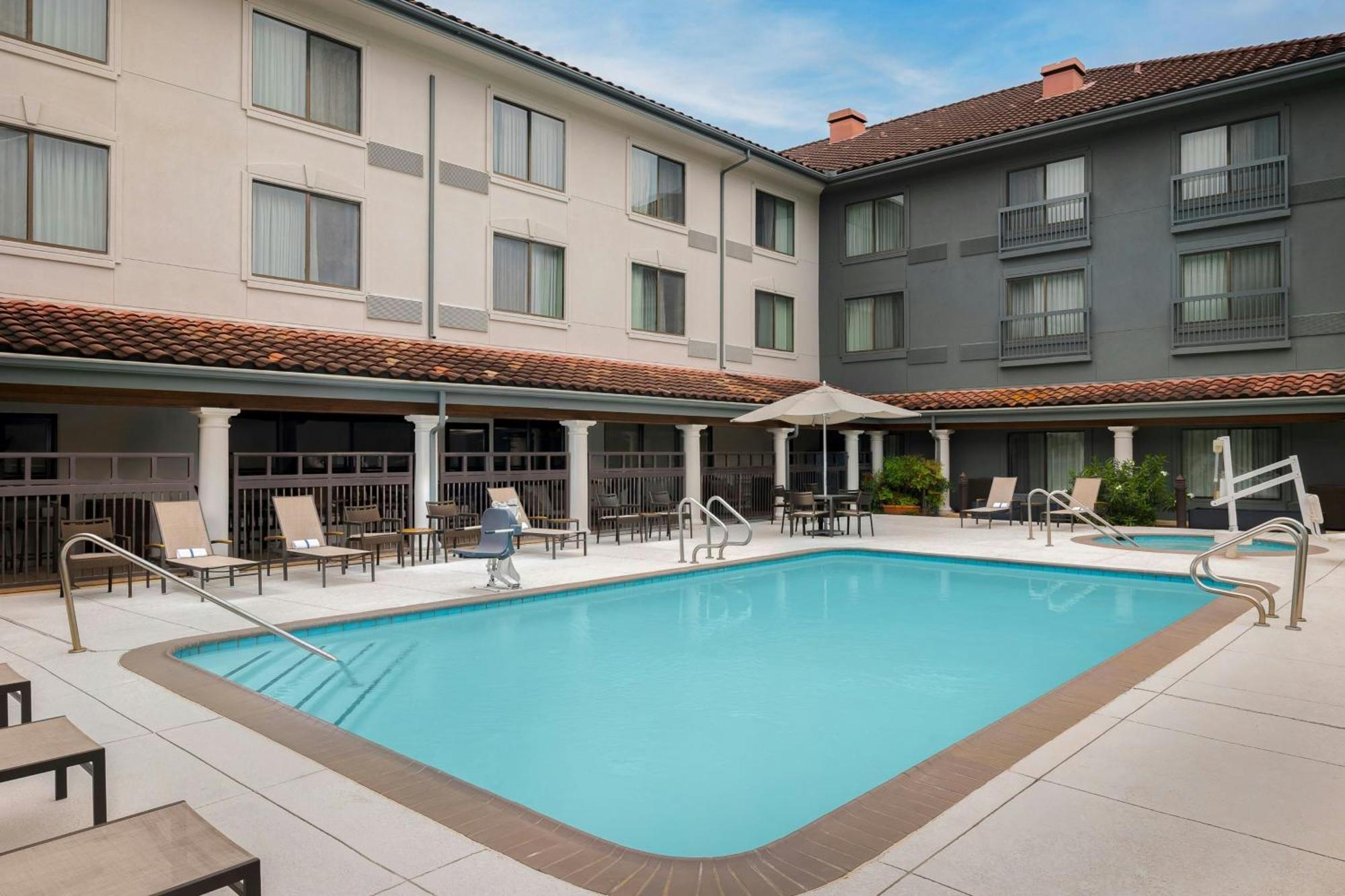 Courtyard By Marriott Rice Hotel 3*