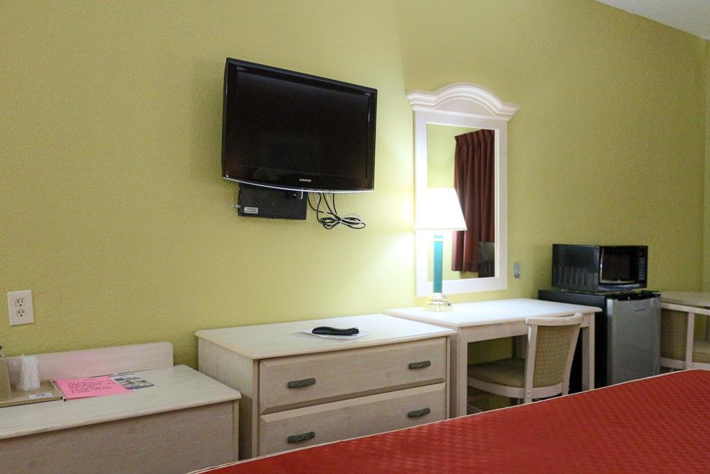 Hotel Americas Best Value And Fm 1960 2*