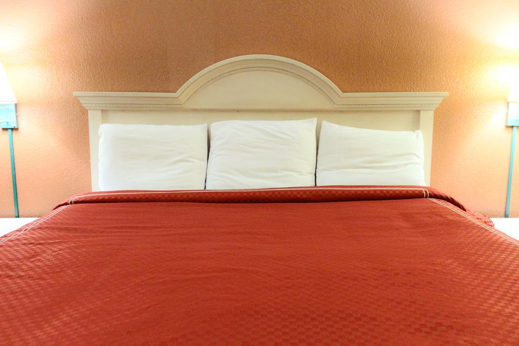 Americas Best Value And Fm 1960 Hotel 2*