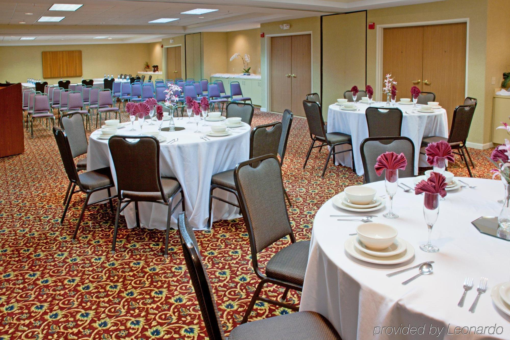 Wyndham Garden Willowbrook Hotel 3*