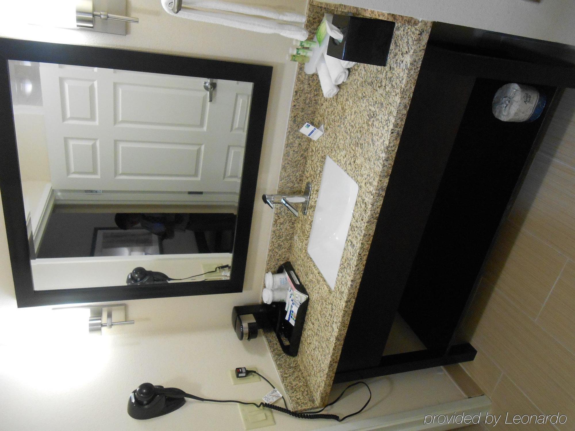 Hotel Baymont By Wyndham Brookhollow 2*