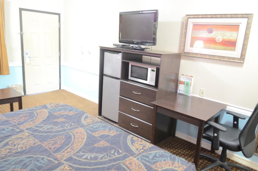 Motel Budget Host &