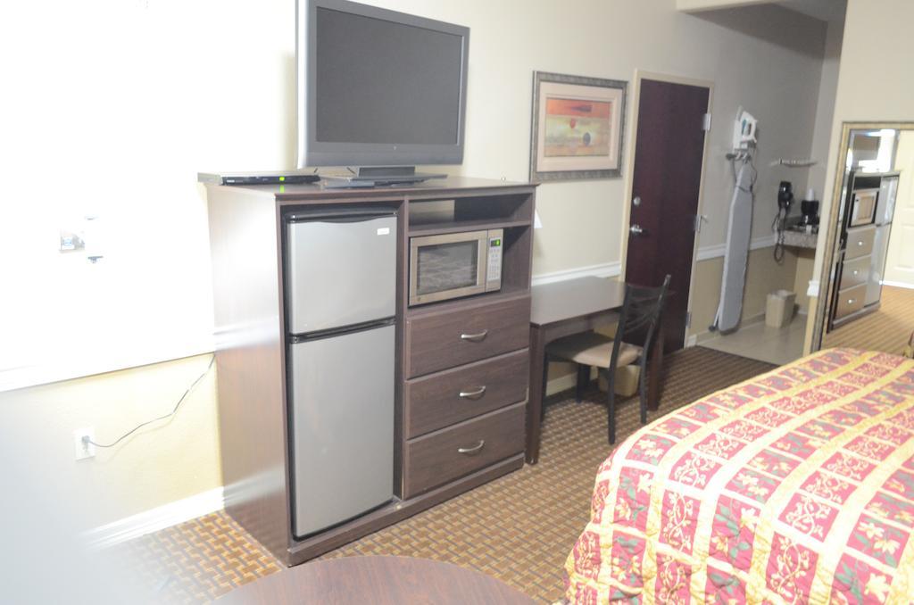 Budget Host & 2* Houston