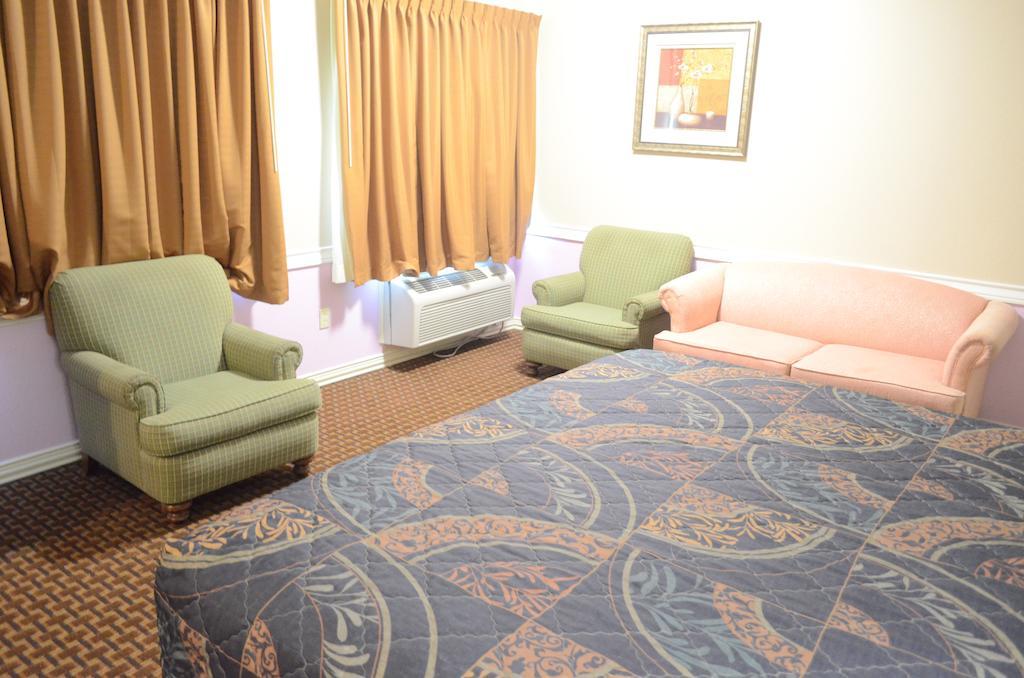 Motel Budget Host &