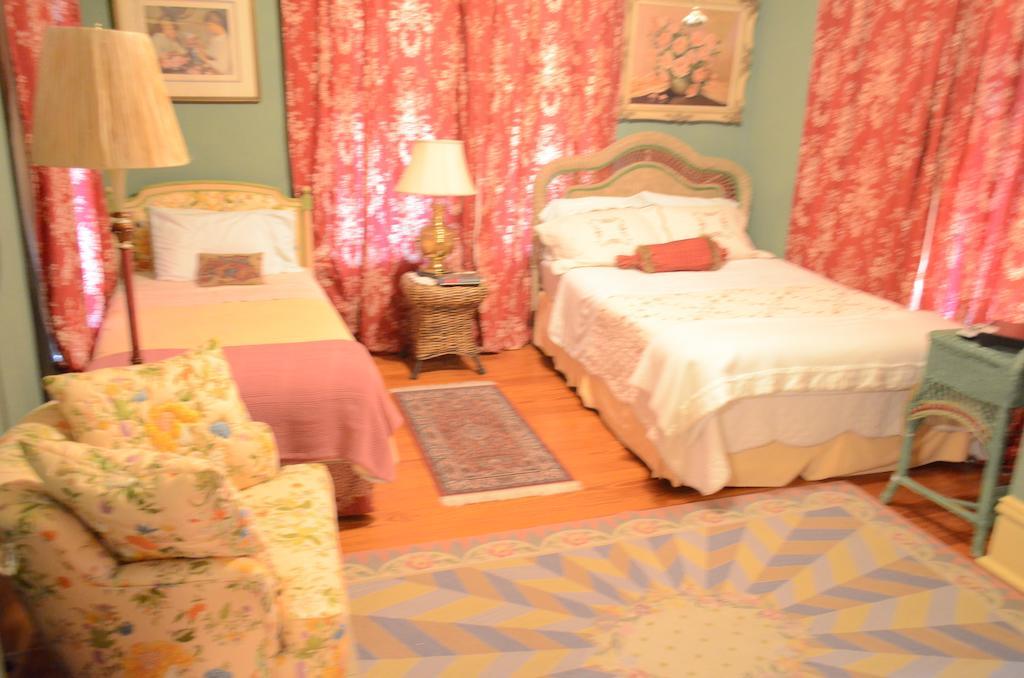 Bed & Breakfast Robin's Nest Houston