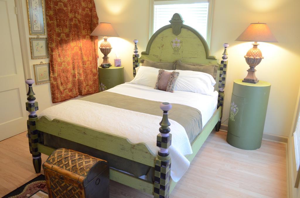 Robin's Nest 3* Houston