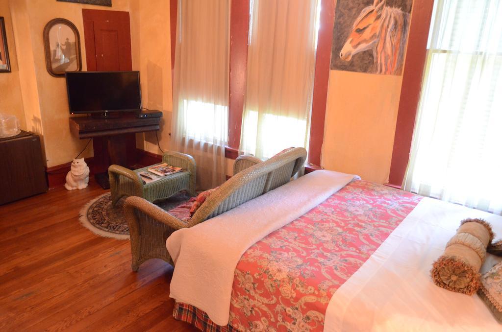 Robin's Nest Bed & Breakfast 3*
