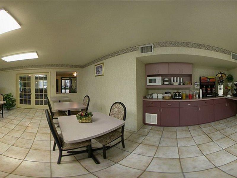 Rodeway & Hwy 290 Nw Hotel