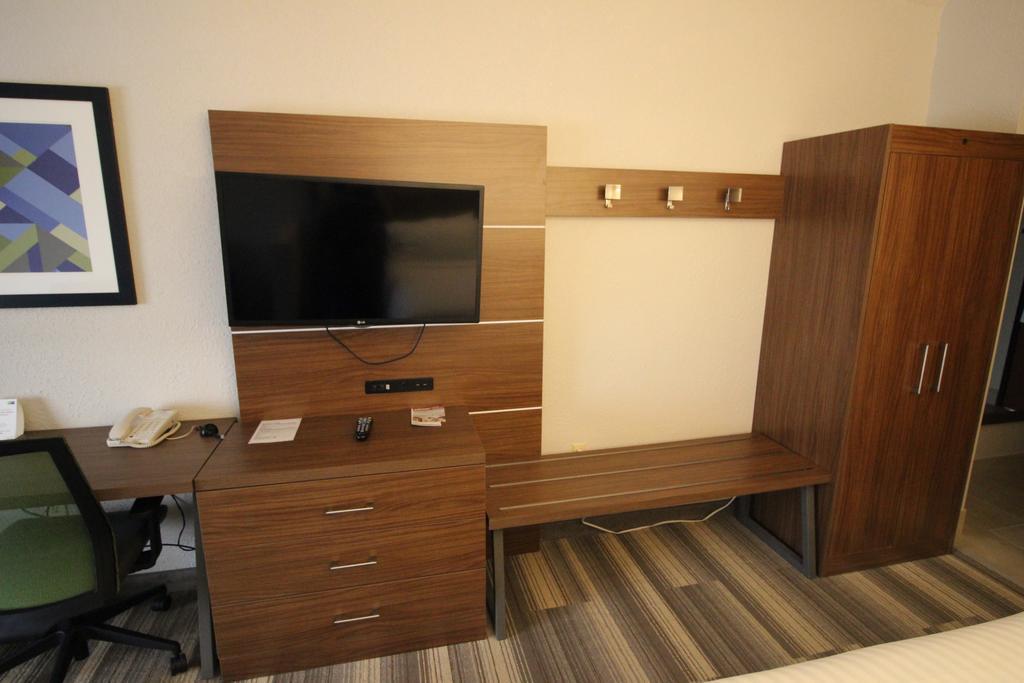 Holiday Express & - Memorial Park Area By Ihg Hotel Houston