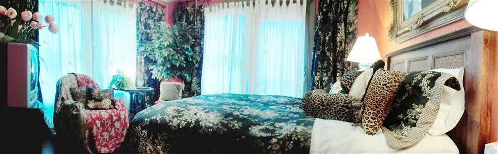 Robin's Nest Bed & Breakfast 3*