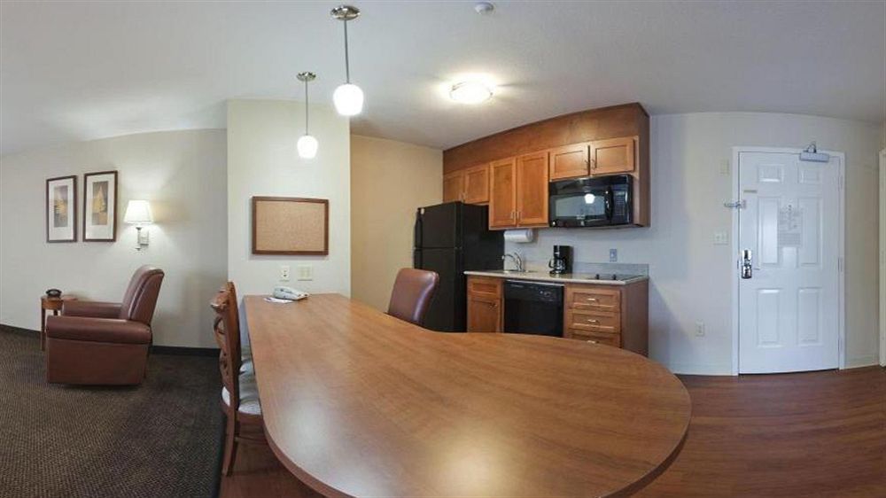 Hotel Candlewood Nw - Willowbrook, An Ihg 2*