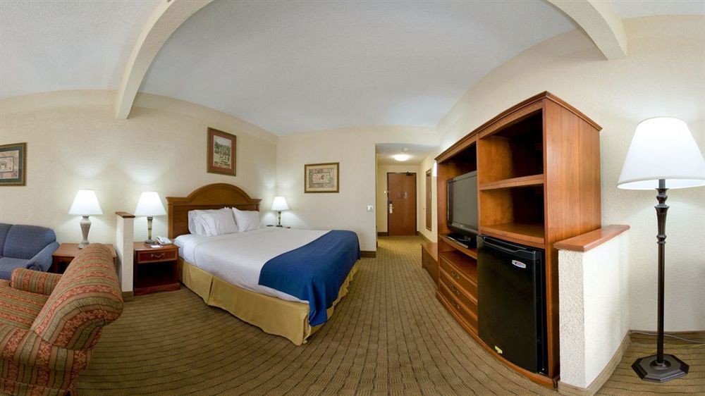 Holiday Express & - Memorial Park Area By Ihg