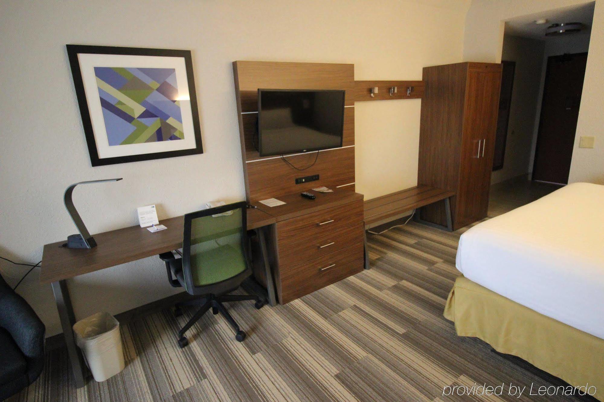 Holiday Express & - Memorial Park Area By Ihg Hotel Houston