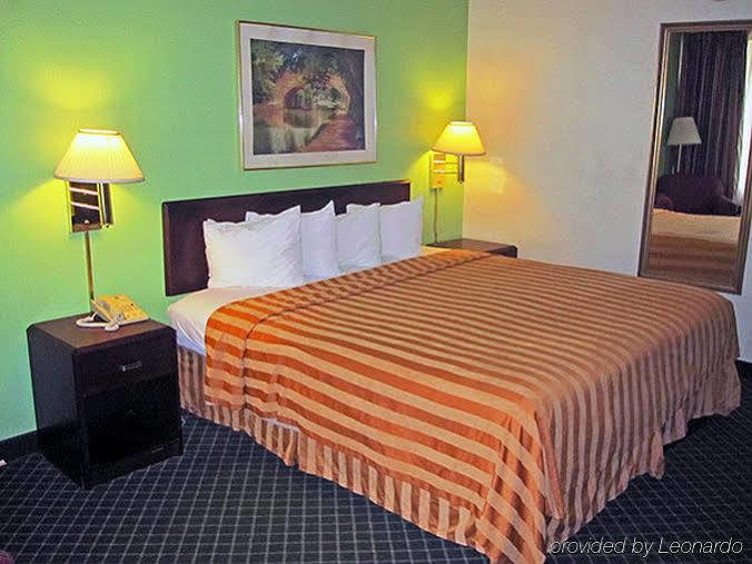6 - I-10 East Hotel 3*
