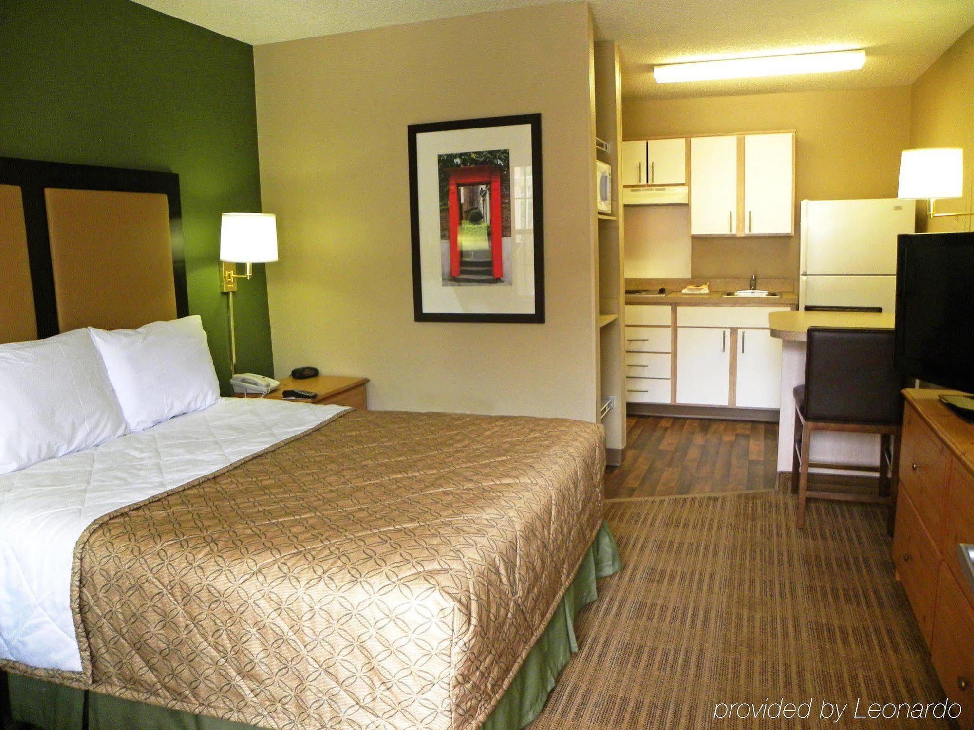 Extended America - - Willowbrook 2* Houston