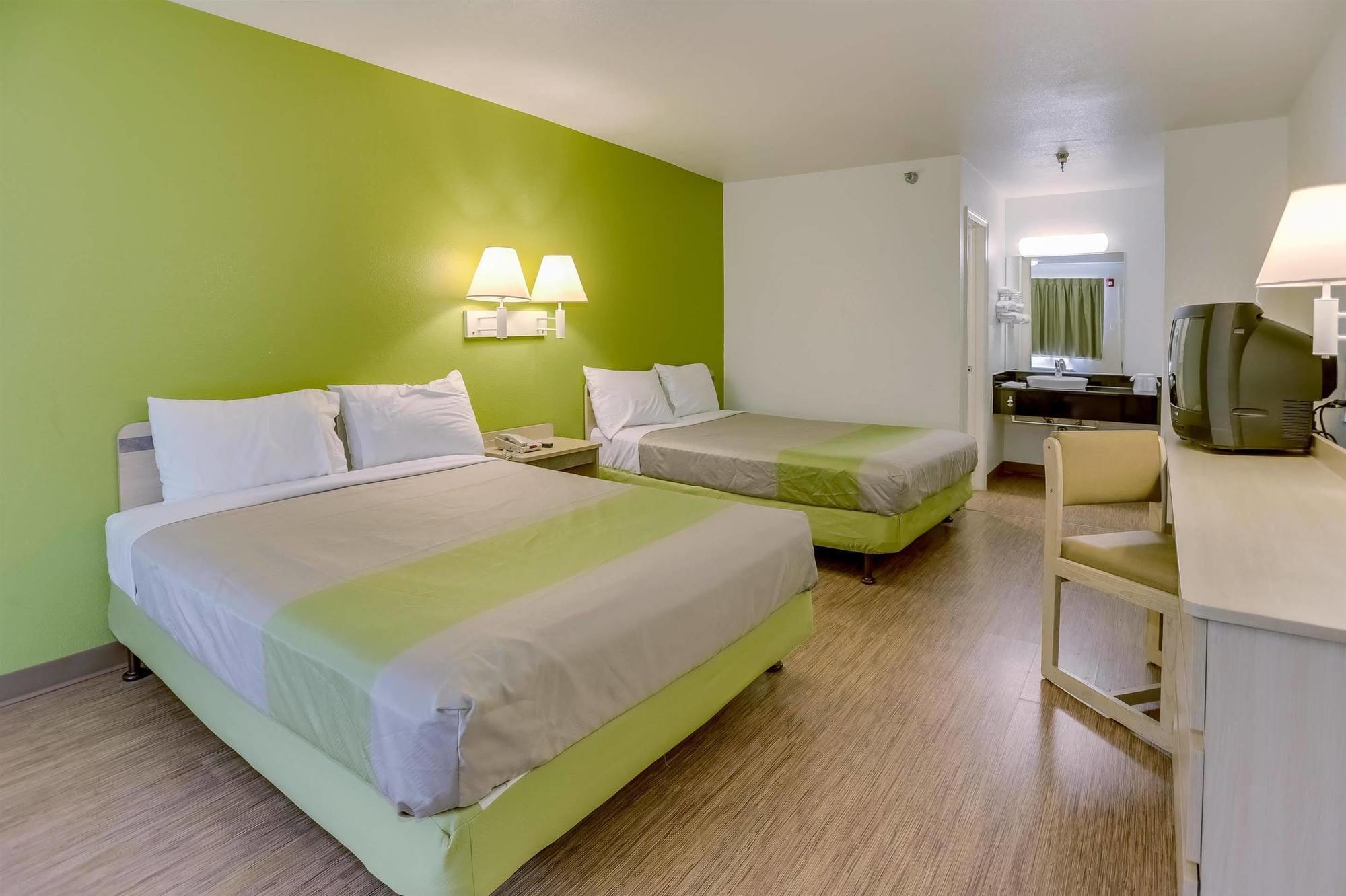 Days By Wyndham East Hotel