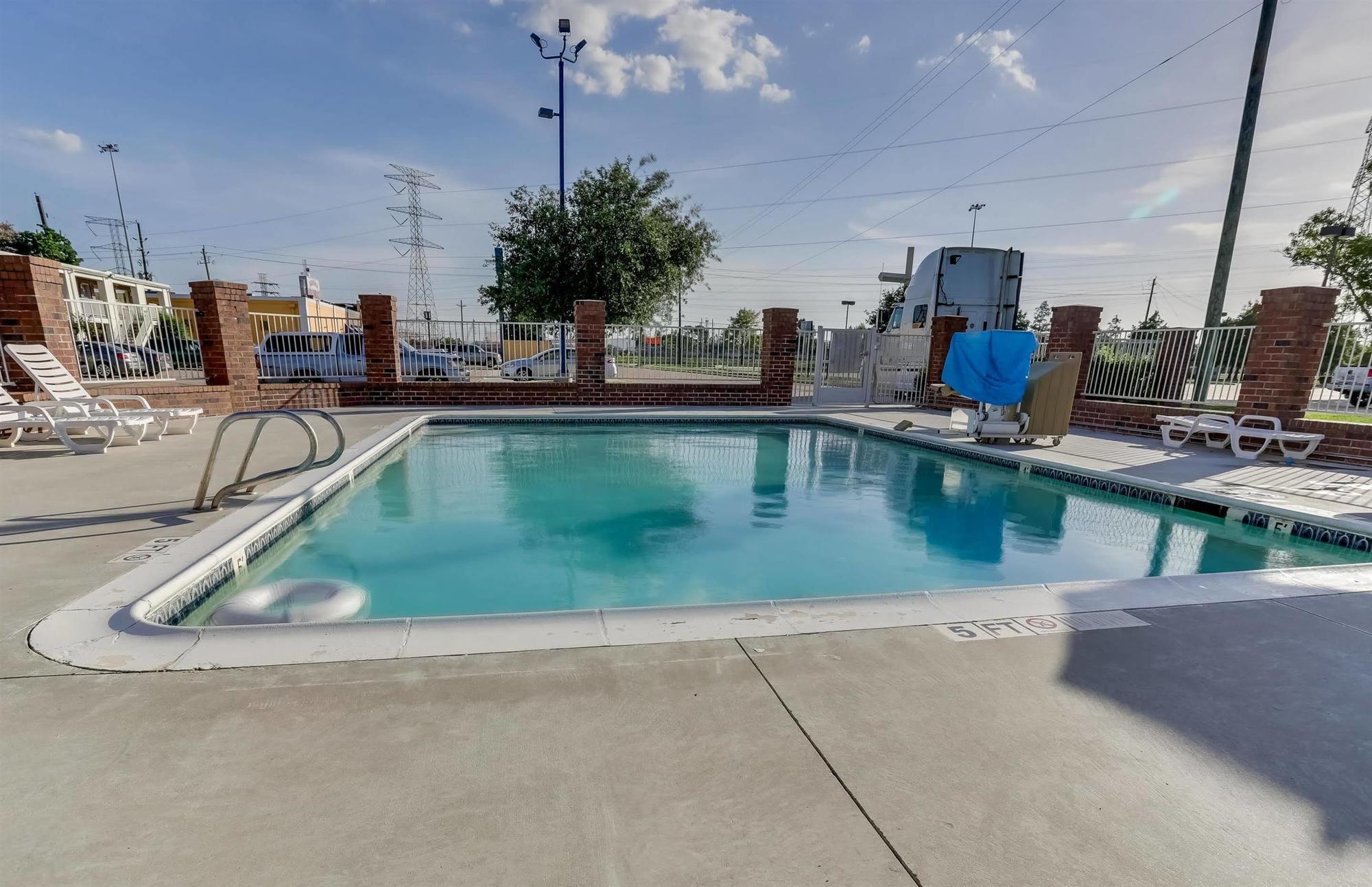 Days By Wyndham East Hotel 2*