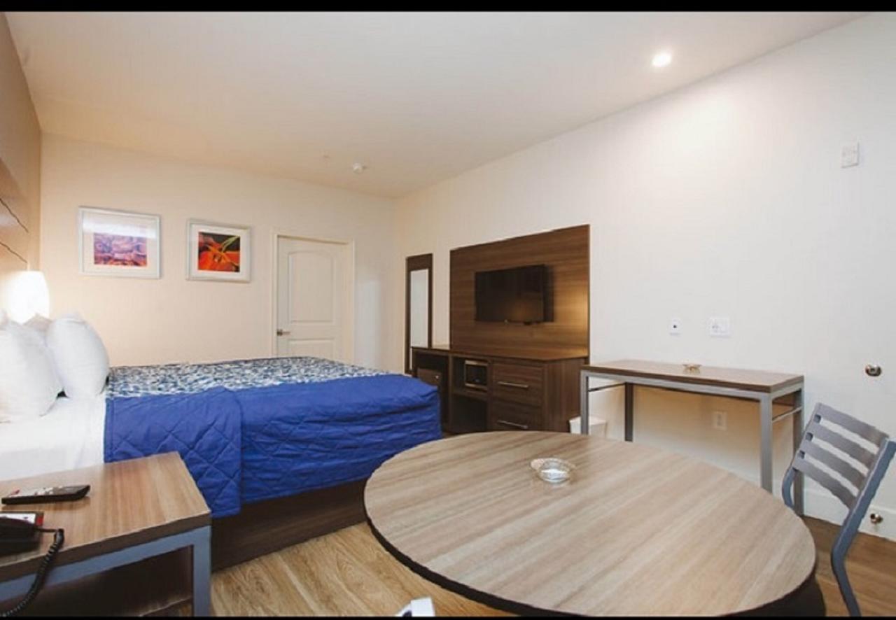 Palace Hobby Airport Hotel *