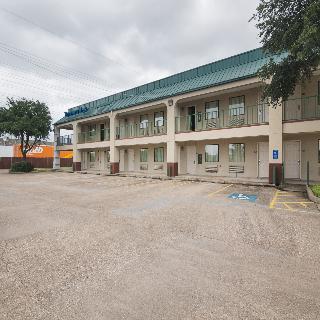 Rodeway & Hwy 290 Nw Hotel
