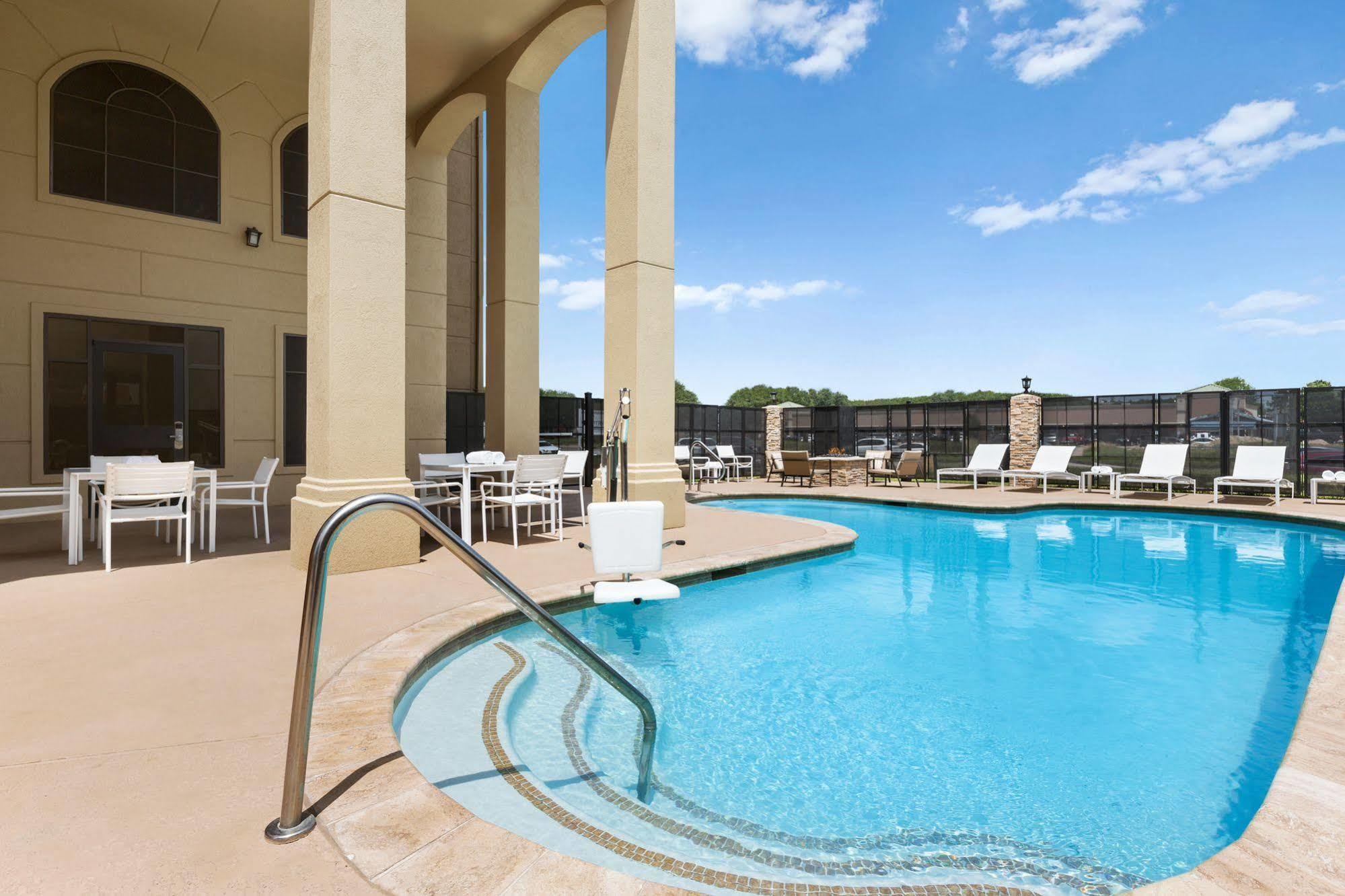 Country & By Radisson, Northwest, Tx 2*