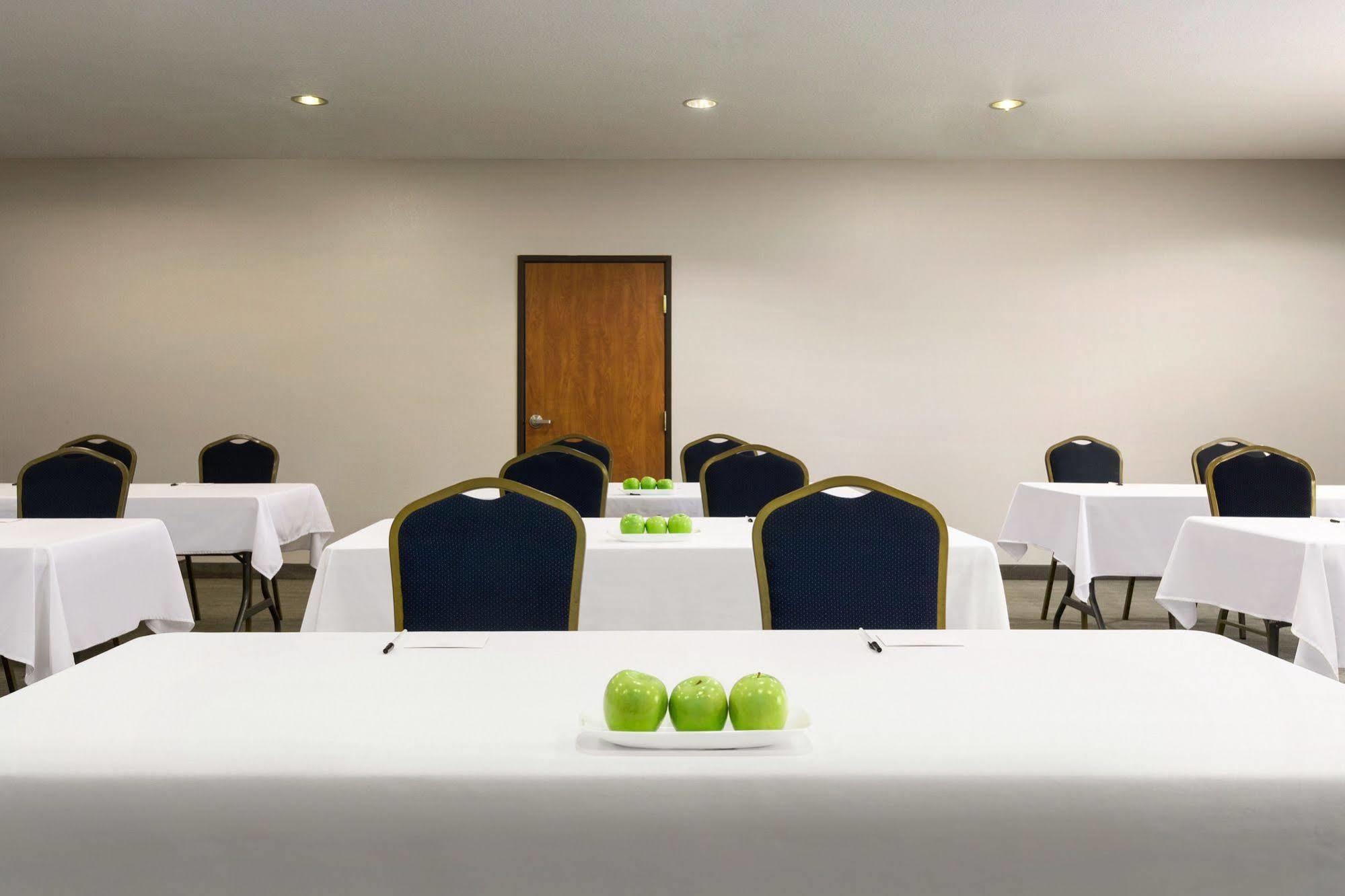 Country & By Radisson, Northwest, Tx Hotel 2*
