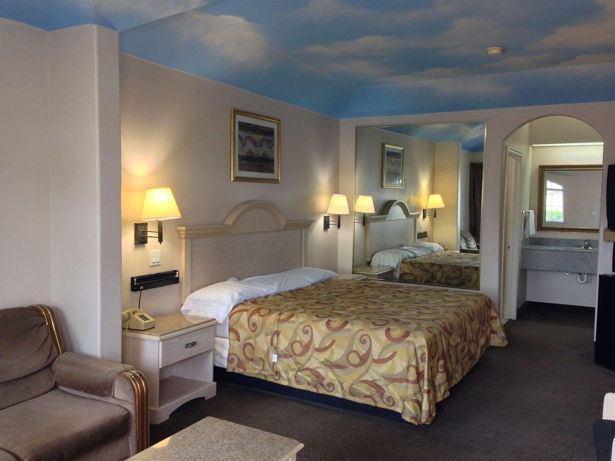 Camelot And Mccarty Hotel