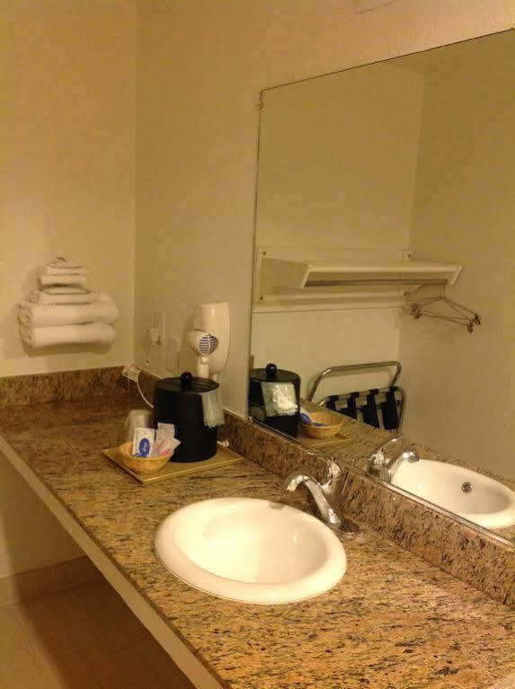 Hotel 6-houston, Tx - Brookhollow