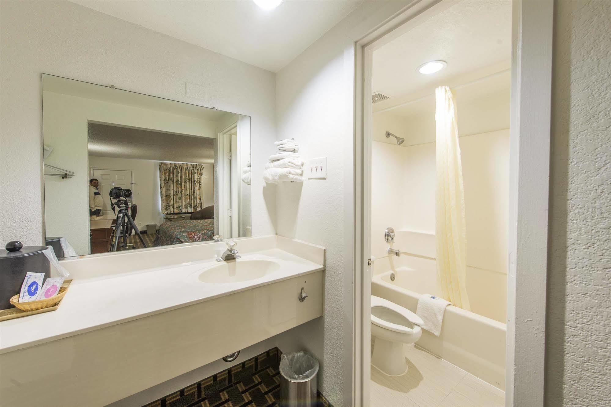 6-houston, Tx - Brookhollow Hotel 2*