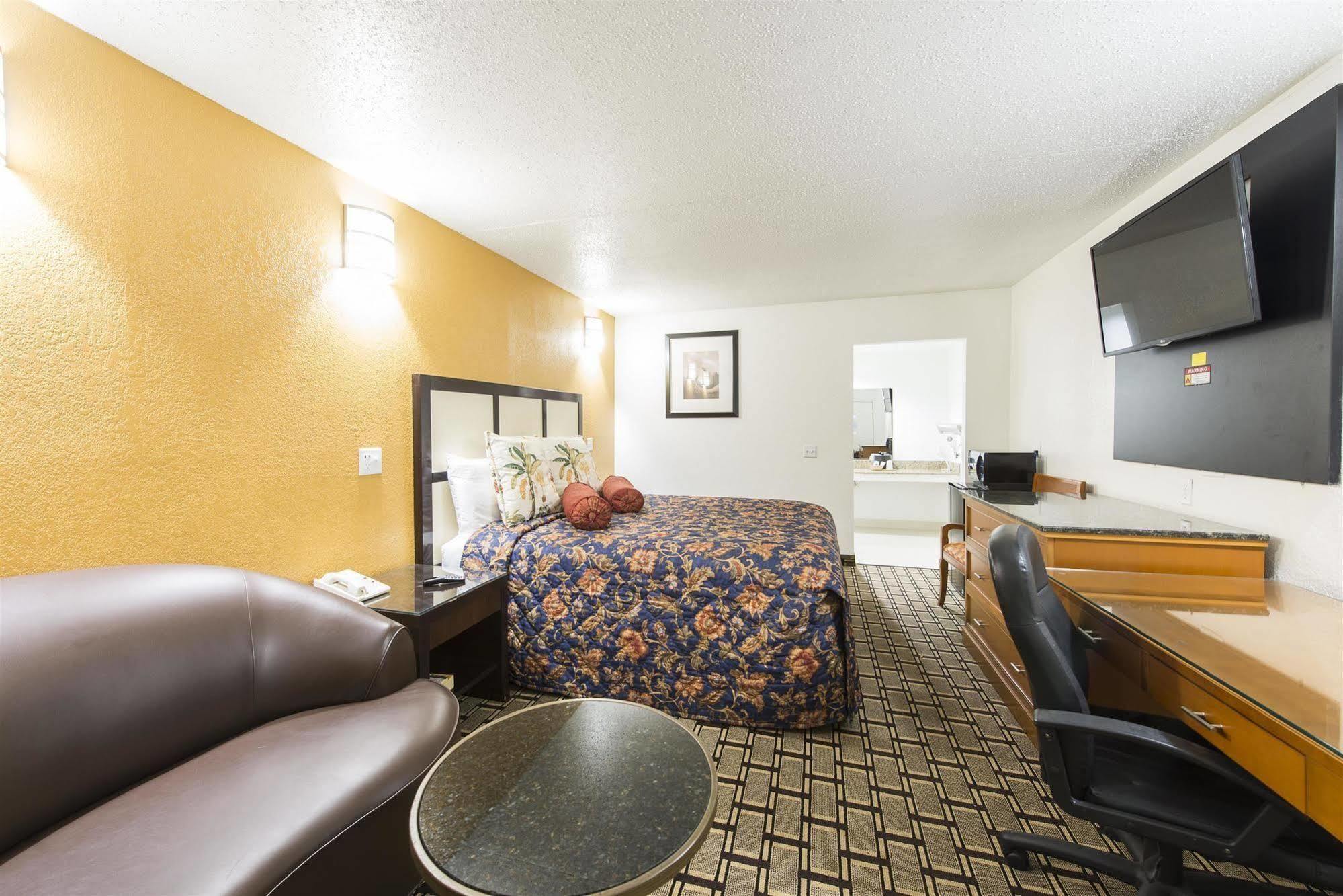 Hotel 6-houston, Tx - Brookhollow