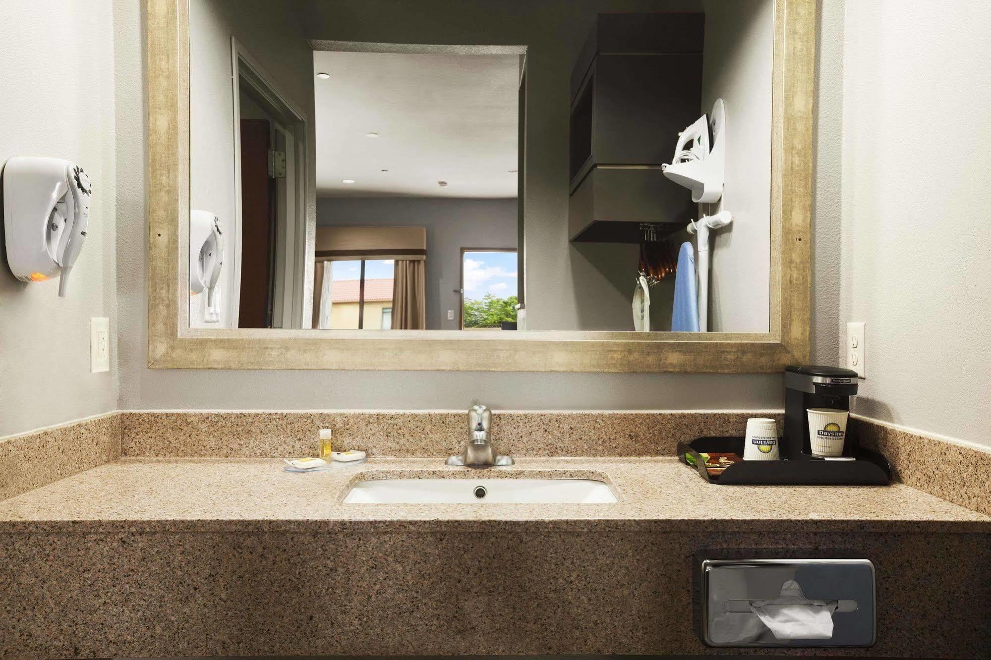 Days & By Wyndham North-spring Motel Houston