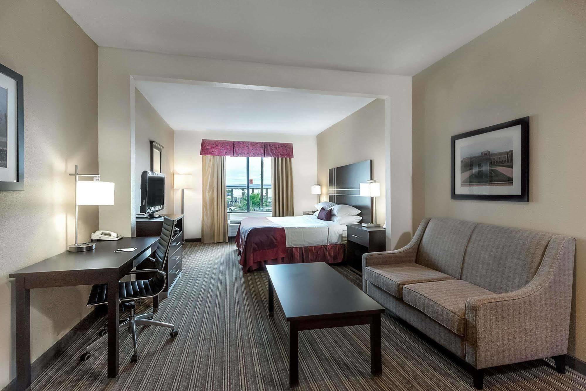 Wingate By Wyndham / Willowbrook 3*