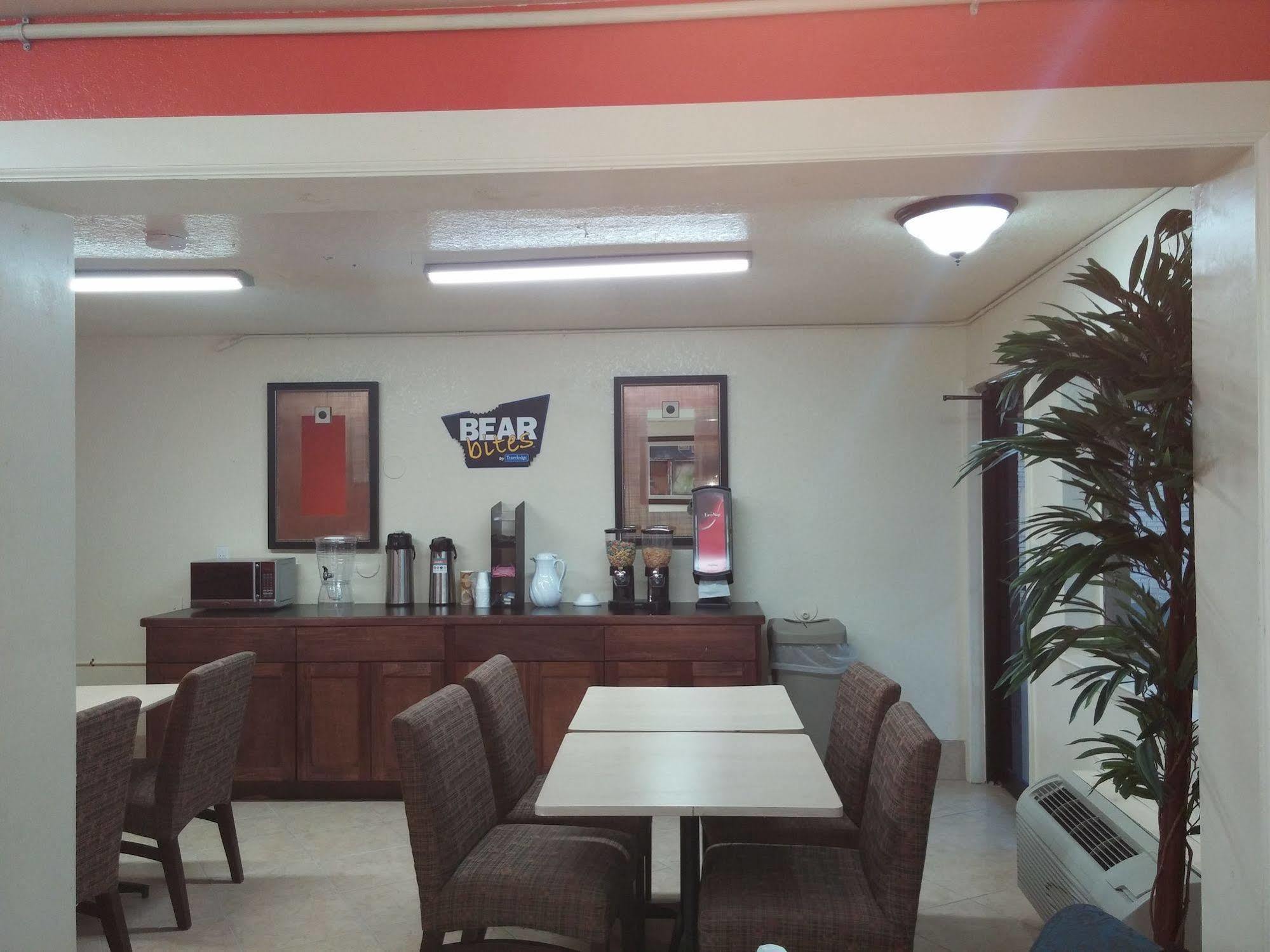 Travelodge By Wyndham Hobby Airport 2*