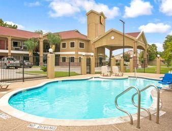 Super 8 By Wyndham Houston/brookhollow Nw Houston