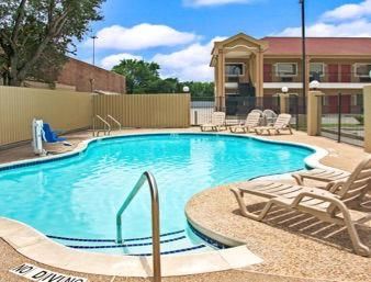 Super 8 By Wyndham Houston/brookhollow Nw Hotel