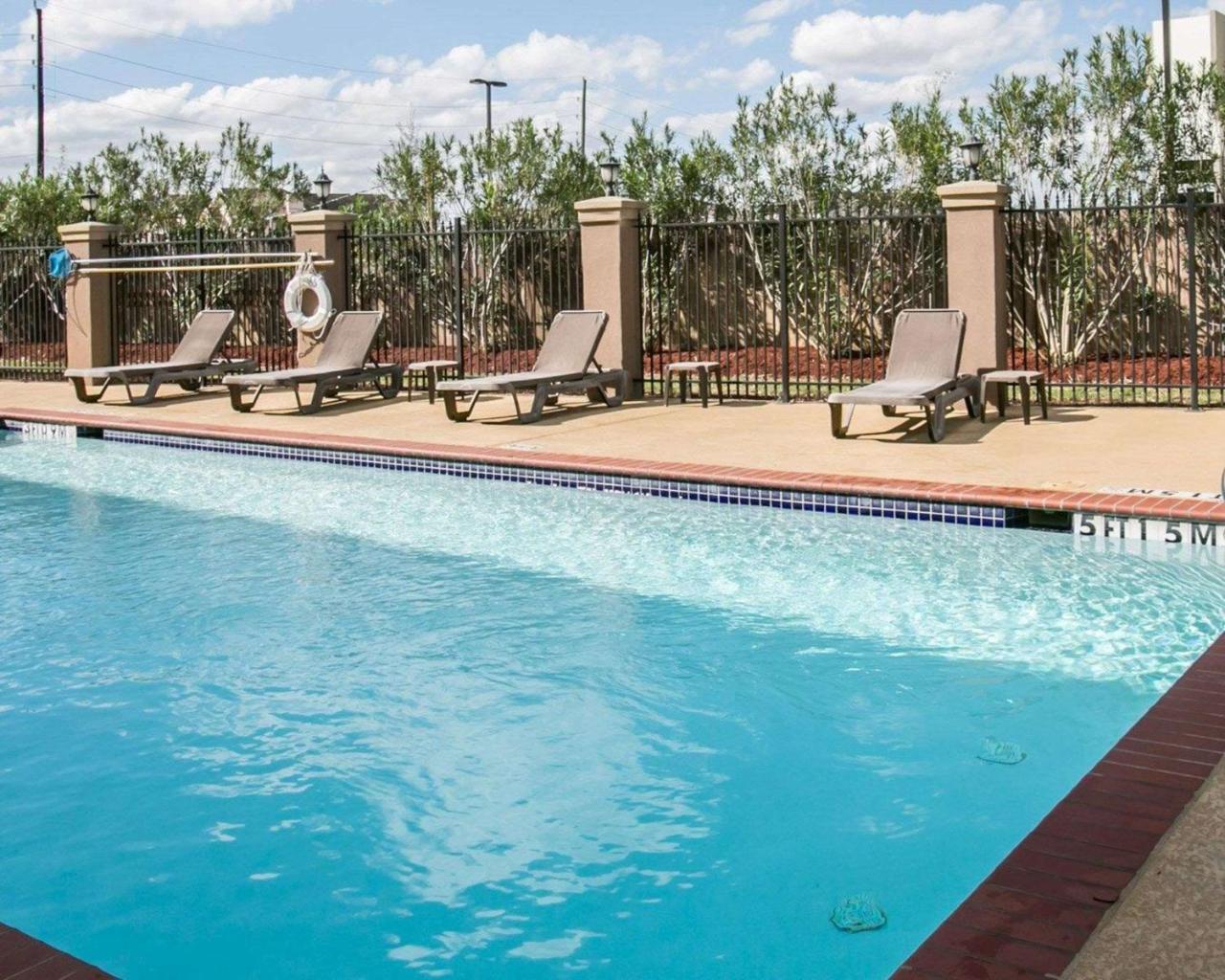 Hotel Restwell & I-45 North 3*