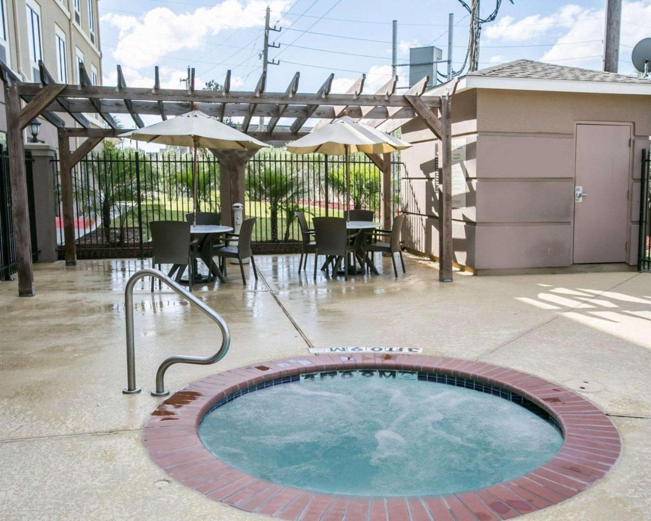 Hotel Restwell & I-45 North Houston