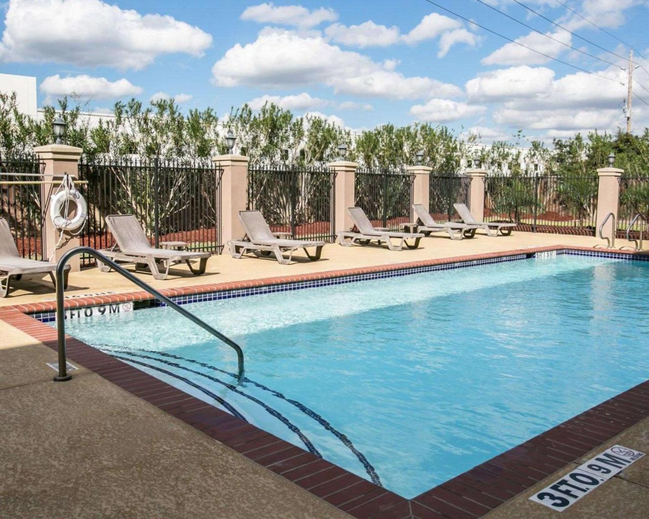 Hotel Restwell & I-45 North