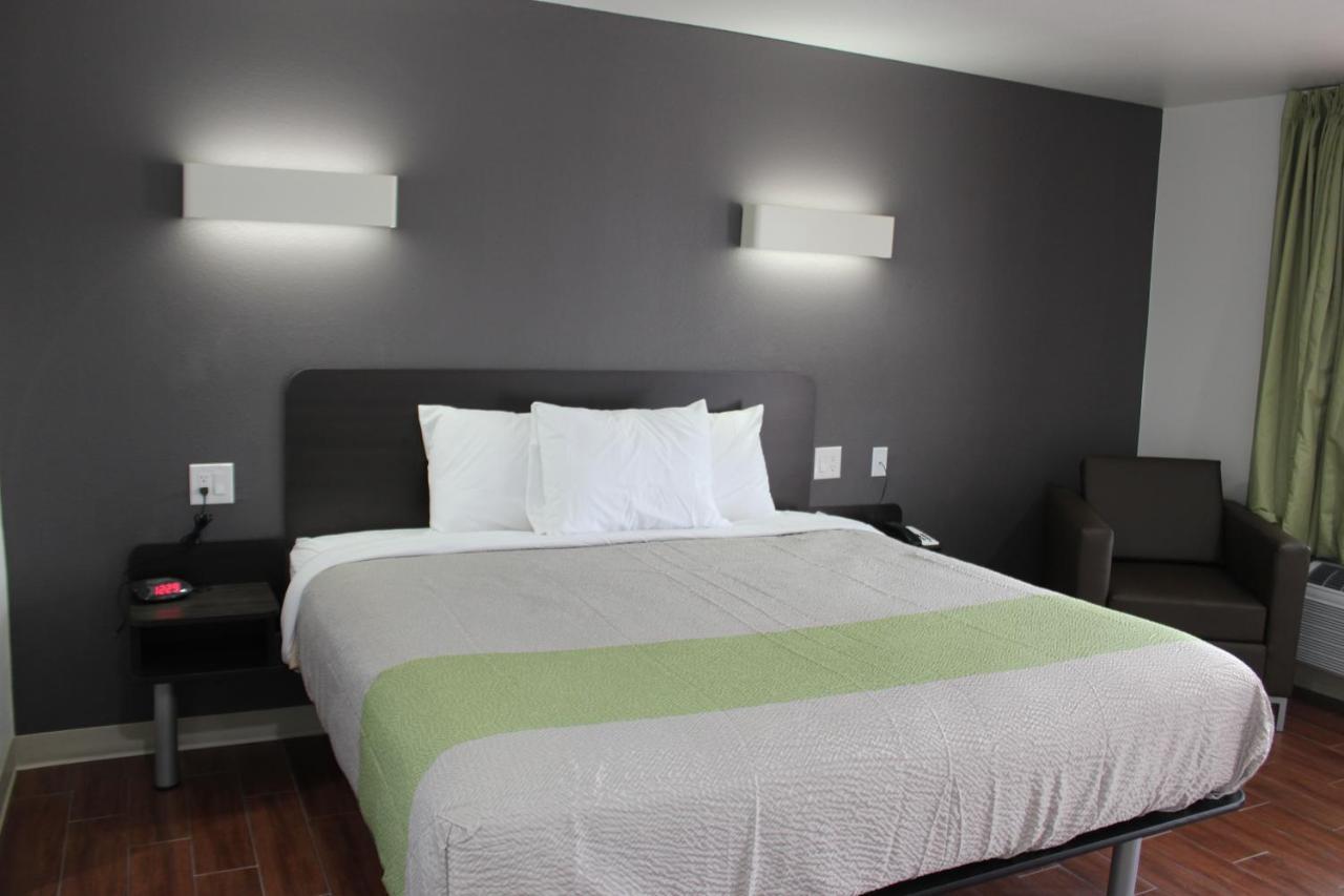Hotel 6-houston, Tx - East Houston