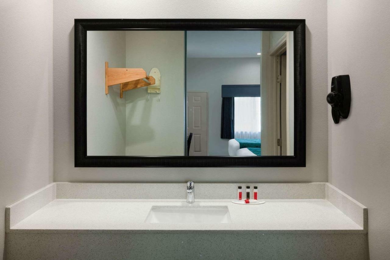 Americas Value Willowbrook Hotel