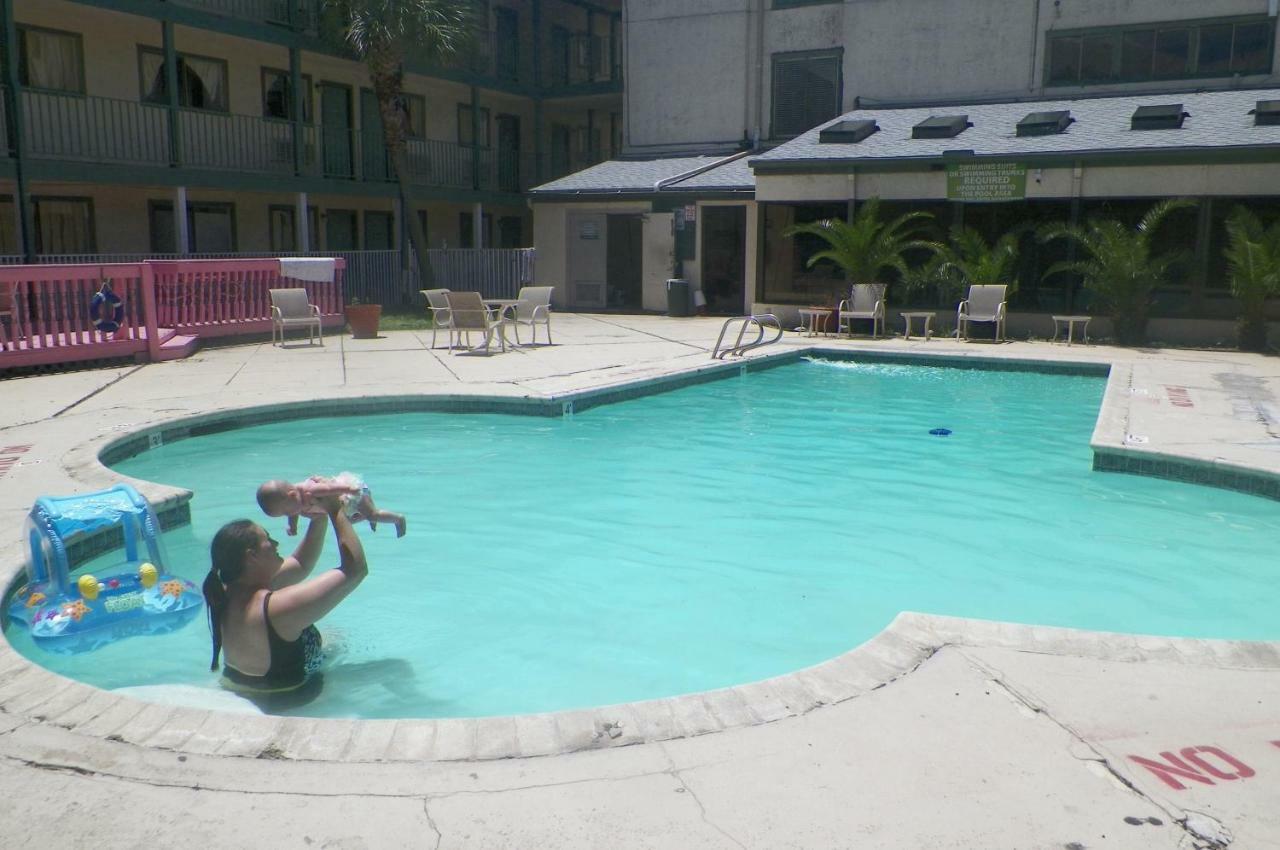 Amerihome & Suites Airport North Motel 2*