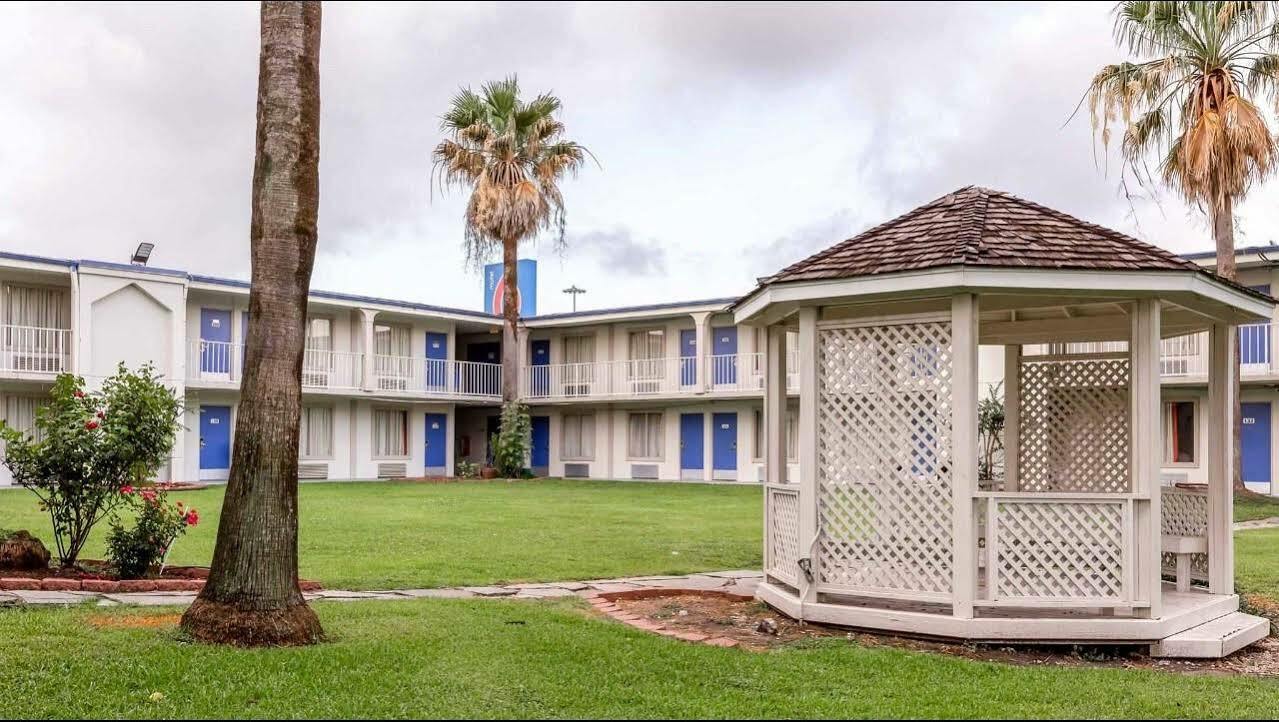 6 - I-10 East Hotel