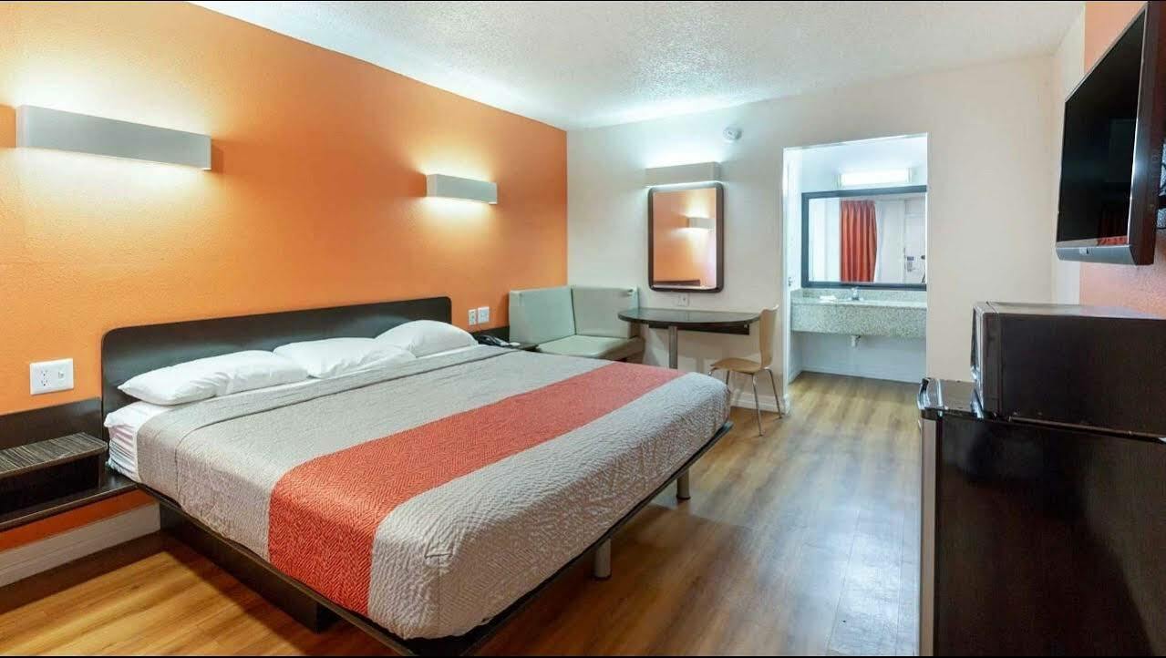 Hotel 6 - I-10 East 3*