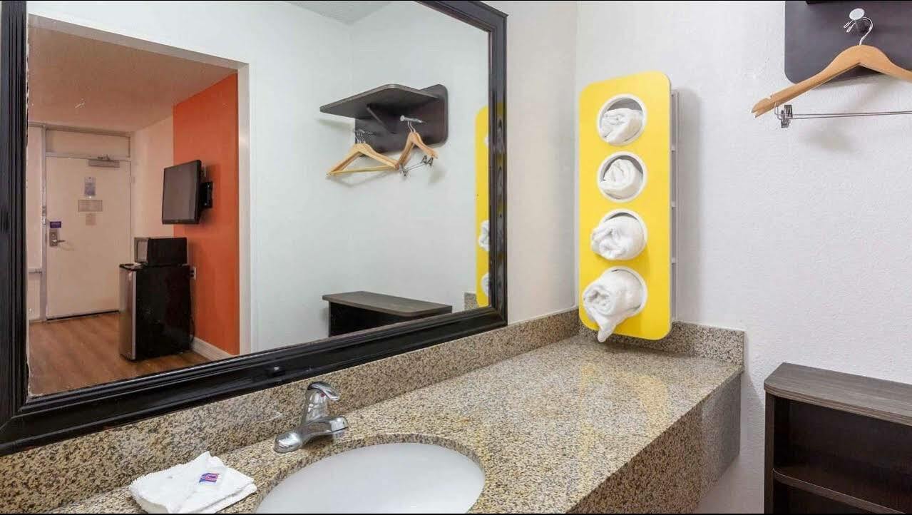 Hotel 6 - I-10 East 3*