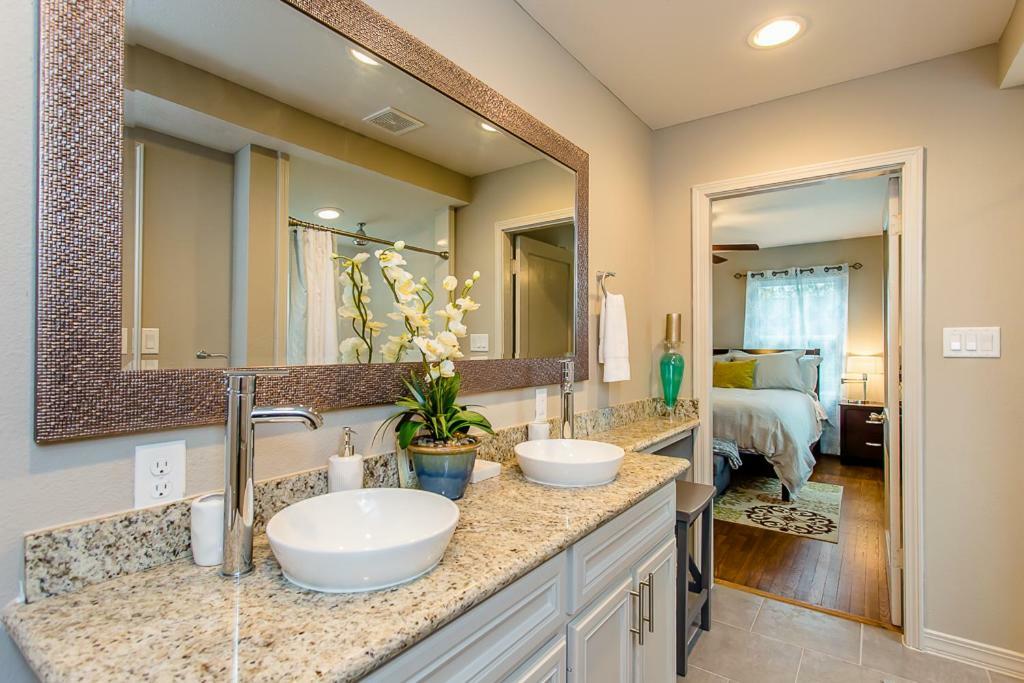 The Blue Door - Luxury Downtown * Houston