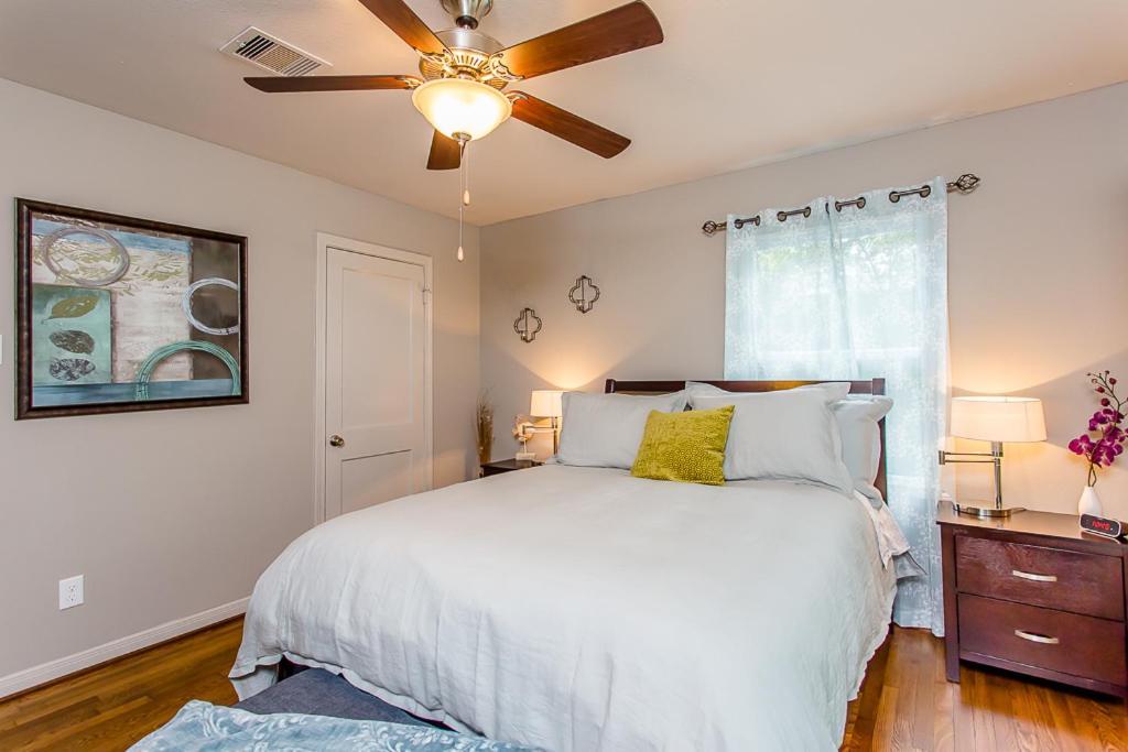 The Blue Door - Luxury Downtown Holiday home *