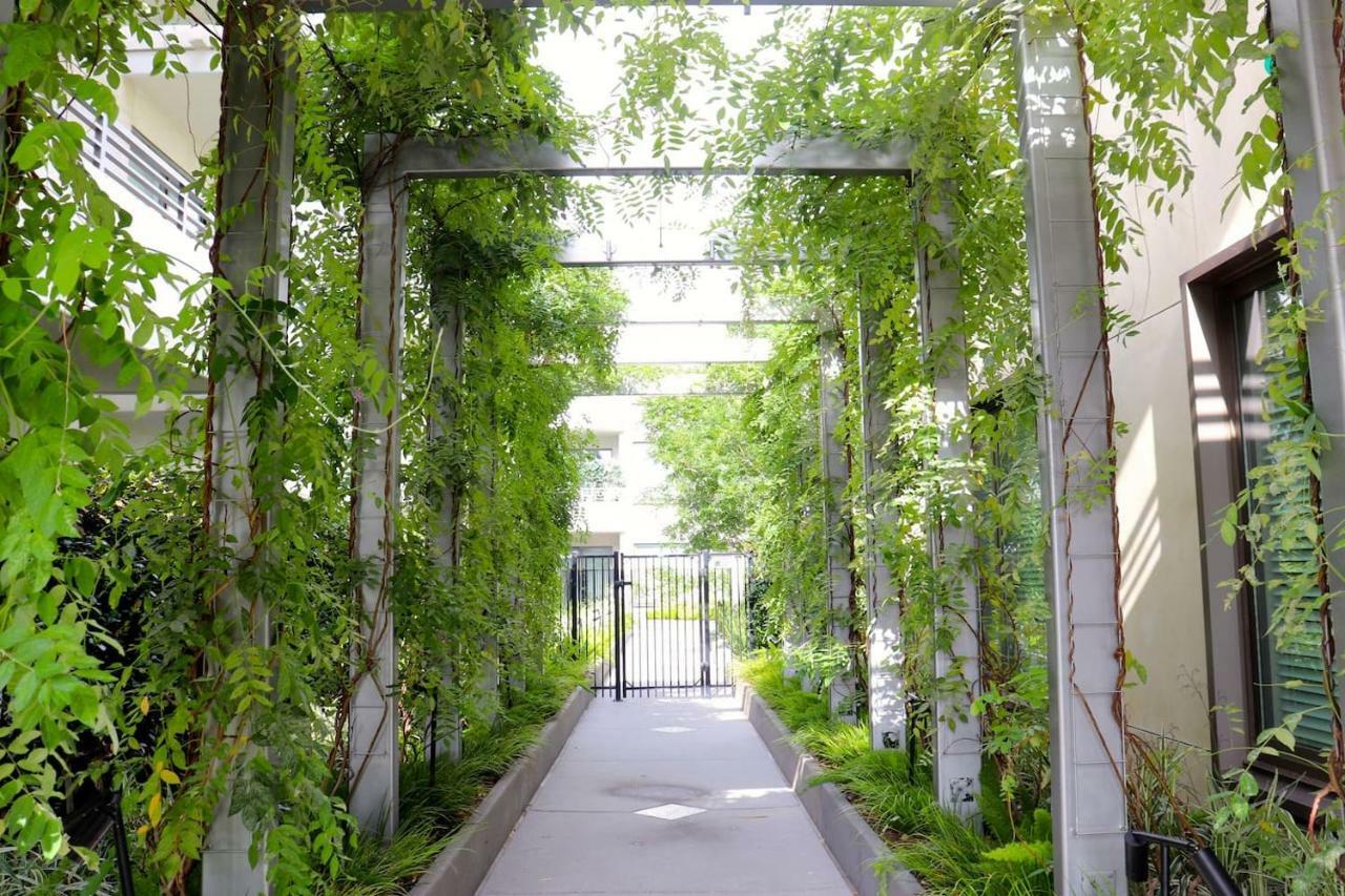 River Oaks Luxury Apartment *