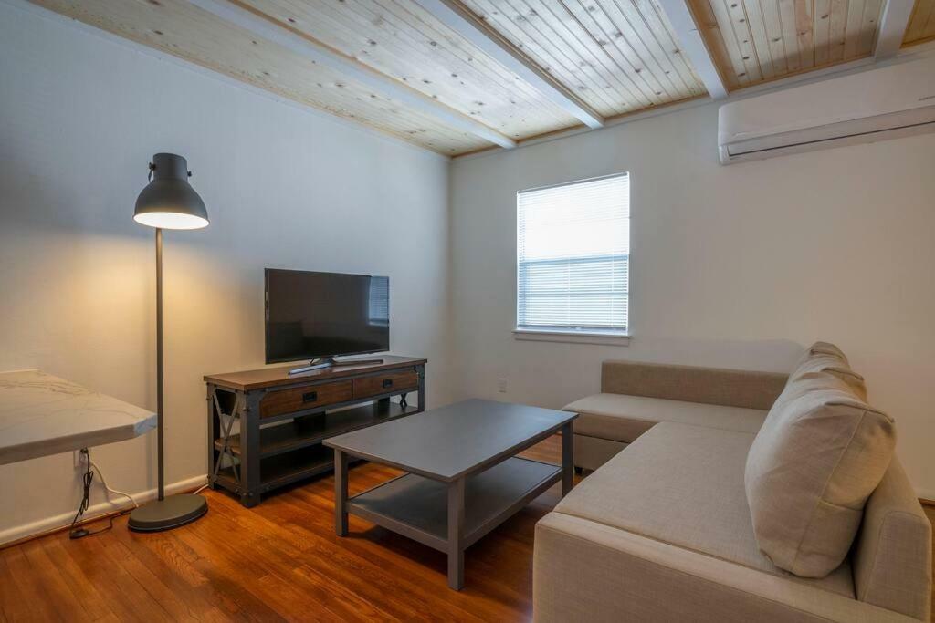 Montrose Retro Gem W/parking, Coffee And Netflix *