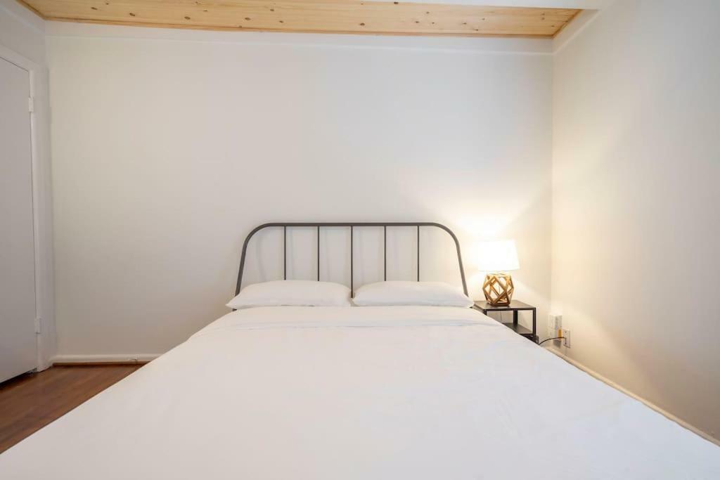 Montrose Retro Gem W/parking, Coffee And Netflix * Houston