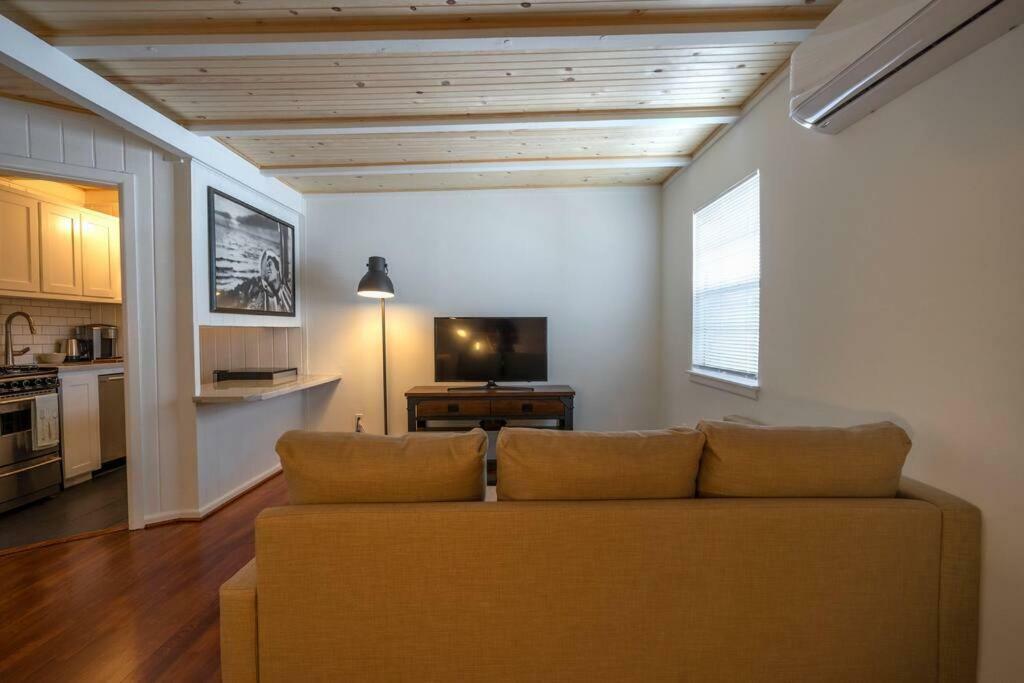 Montrose Retro Gem W/parking, Coffee And Netflix Apartment