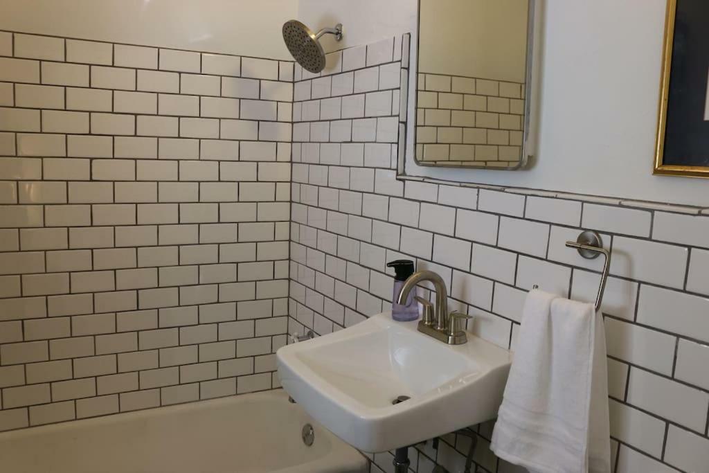 Montrose Retro Gem W/parking, Coffee And Netflix Apartment Houston